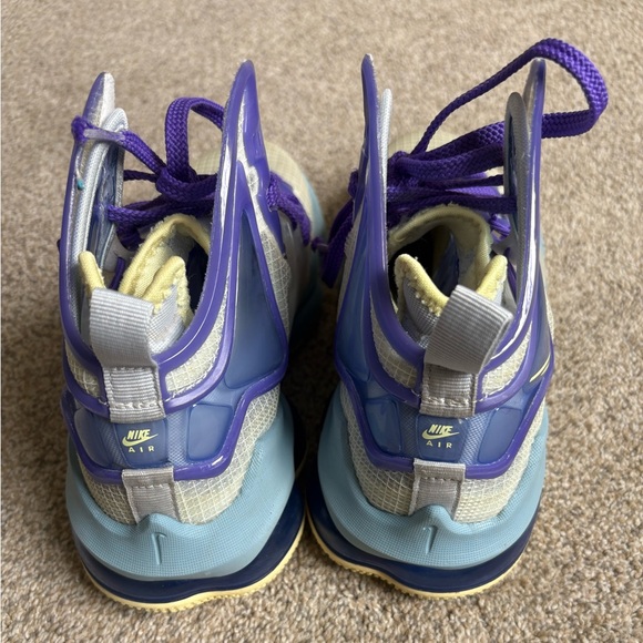 Nike - Unisex 2022 LeBron 19 GS 'Easter' High Top Sneaker - Sz 4 Y- Multi Color - Picture 7 of 11